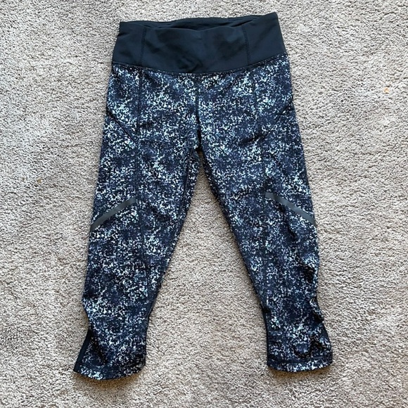 Lululemon printed crop with lots of pockets women’s size‎ 2 - Picture 1 of 11